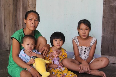 Thương người mẹ đứt ruột gửi con lên chùa để... kiếm miếng cơm