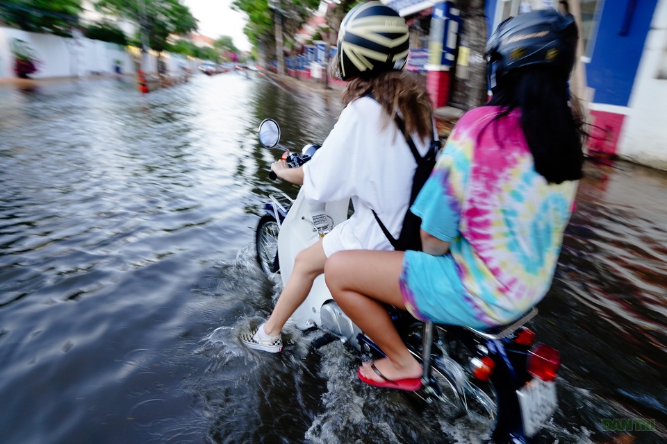 “Khu nhà giàu” khốn khổ bì bõm lội nước - 8 “Khu nhà giàu” khốn khổ bì bõm lội nước - 8