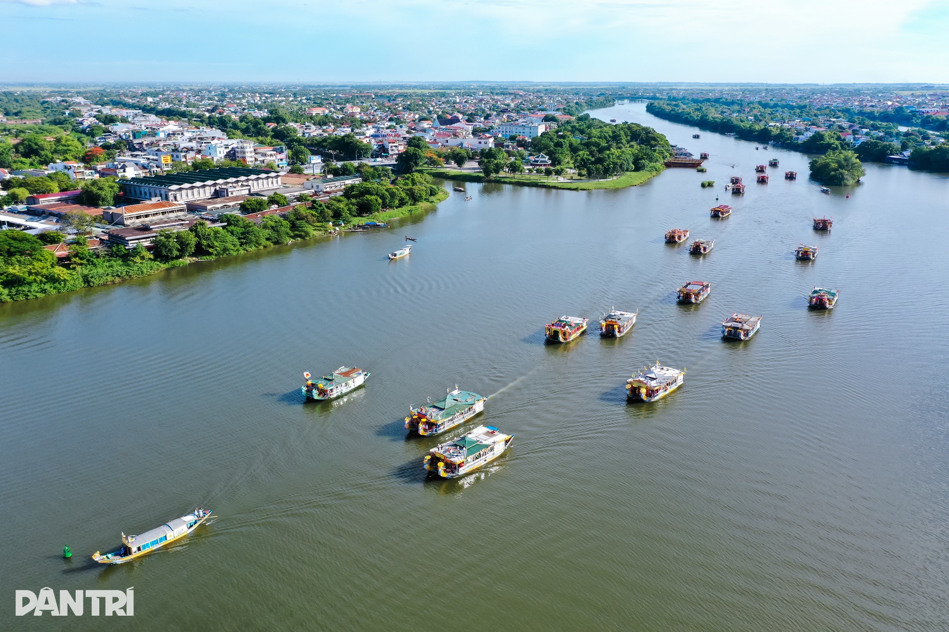 Sông Hương rực rỡ sắc màu với lễ hội điện Huệ Nam - 7 Sông Hương rực rỡ sắc màu với lễ hội điện Huệ Nam - 7