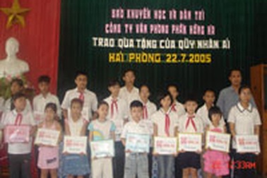 Trao quà tới học sinh nghèo Hải Phòng
