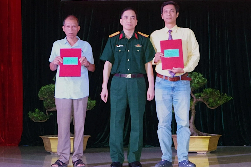 Bàn giao nhiều di vật, kỷ vật của liệt sỹ tới thân nhân tại Thừa Thiên Huế - 1 Bàn giao nhiều di vật, kỷ vật của liệt sỹ tới thân nhân tại Thừa Thiên Huế - 1