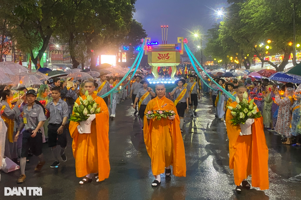 Hàng ngàn phật tử đội mưa dự lễ tắm, rước phật ở quốc tự Diệu Đế - 4