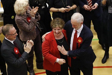 Cú đập tay ăn mừng bầu cử gây xôn xao của quan chức Anh