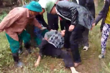 Hàng trăm người “vây” trụ sở xã suốt một ngày phản đối công an bắt người