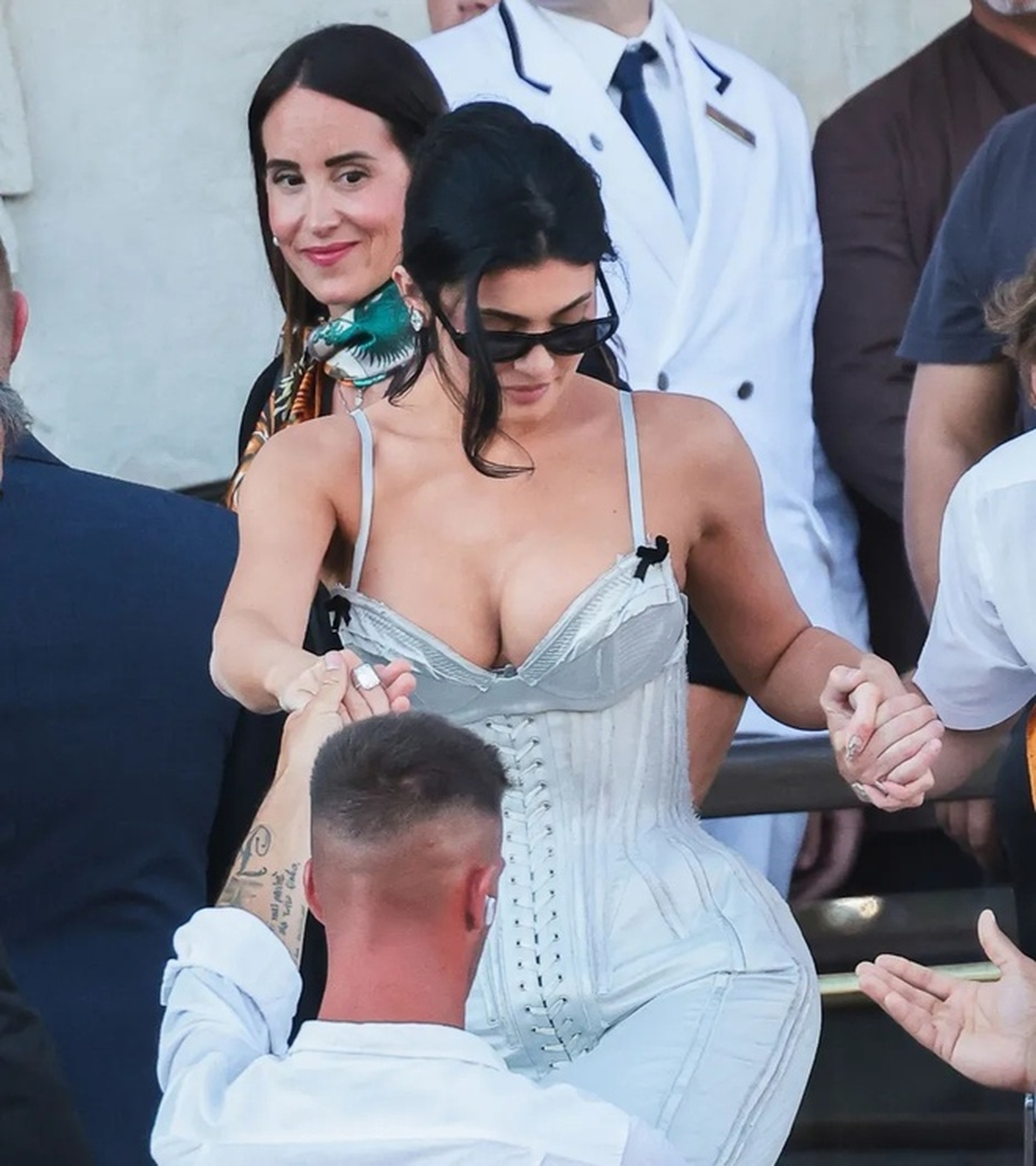 Chị em Kim Kardashian mặc hở bạo, bị chê cười tại tiệc cưới tỷ phú - 7 Chị em Kim Kardashian mặc hở bạo, bị chê cười tại tiệc cưới tỷ phú - 7