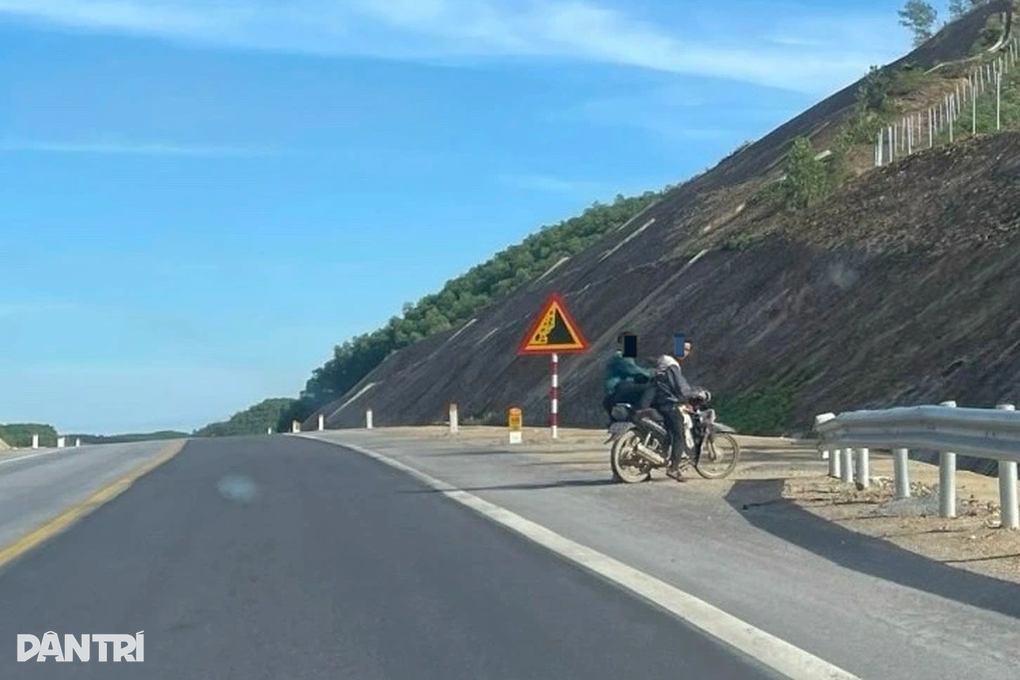Nhiều người đi xe máy vào cao tốc Cam Lộ - La Sơn - 5 Nhiều người đi xe máy vào cao tốc Cam Lộ - La Sơn - 5