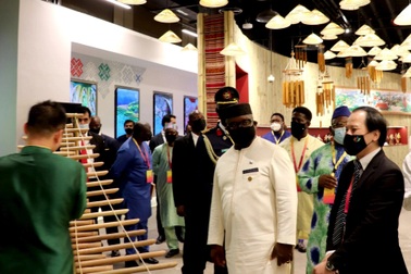 Tổng thống Sierra Leone thăm Nhà triển lãm Việt Nam tại EXPO 2020 Dubai