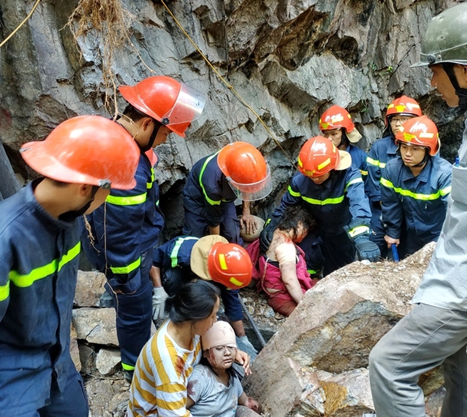 Cảnh khốn cùng của 2 mẹ con bị đá tảng lăn từ trên núi đè - 1 Cảnh khốn cùng của 2 mẹ con bị đá tảng lăn từ trên núi đè - 1