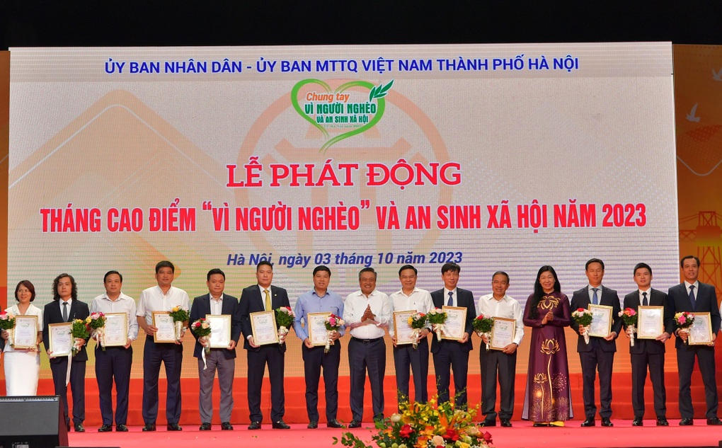 Vietcombank ủng hộ 10 tỷ đồng Vì người nghèo và an sinh xã hội TP Hà Nội - 3 Vietcombank ủng hộ 10 tỷ đồng Vì người nghèo và an sinh xã hội TP Hà Nội - 3