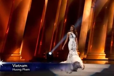 Phạm Hương kiêu sa với váy dạ hội