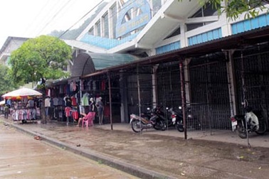 Tiểu thương bỏ chợ vì hàng Trung Quốc ế