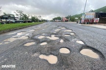 Cao tốc chưa thể thông xe, quốc lộ chằng chịt ổ gà sau mưa lũ