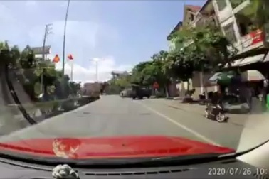 Tài xế ‘đứng tim’ khi em bé lao vào đầu ô tô vì chạy theo bố