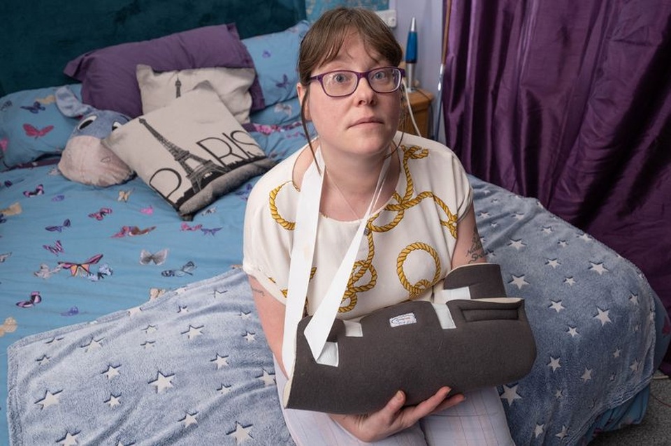 Suýt chết vì bị giường đè suốt 13 tiếng đồng hồ - 1