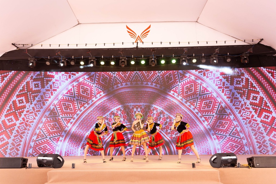 Sự kiện ra mắt FLC Legacy Kontum: Hút hàng ngàn khách hàng từ nhiều tỉnh thành lớn đổ bộ về Kontum - 4 Sự kiện ra mắt FLC Legacy Kontum: Hút hàng ngàn khách hàng từ nhiều tỉnh thành lớn đổ bộ về Kontum - 4