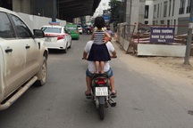 Đừng chiều con trẻ vô lối khi tham gia giao thông