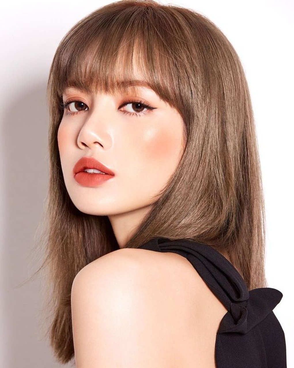 Rộ tin búp bê sống Lisa được đề nghị hợp đồng giá 40 triệu USD - 1 Rộ tin búp bê sống Lisa được đề nghị hợp đồng giá 40 triệu USD - 1