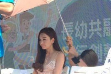 "Dâm phụ lẳng lơ nhất màn ảnh" bắt trợ lý quỳ xuống cầm ô che nắng?