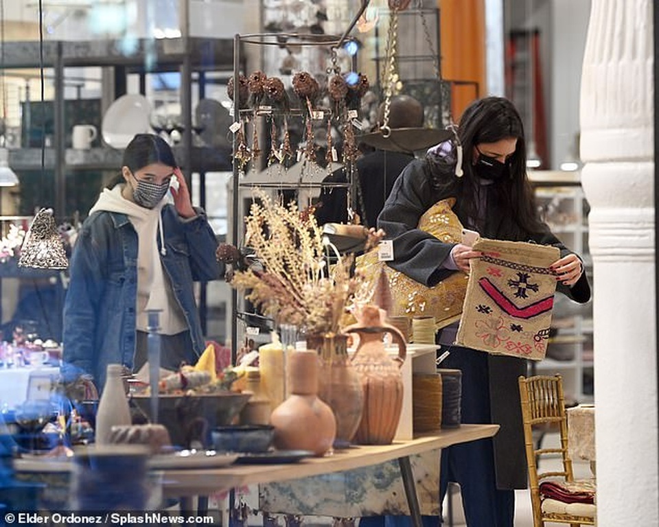 Katie Holmes cùng con gái đi sắm đồ Giáng sinh - 2 Katie Holmes cùng con gái đi sắm đồ Giáng sinh - 2