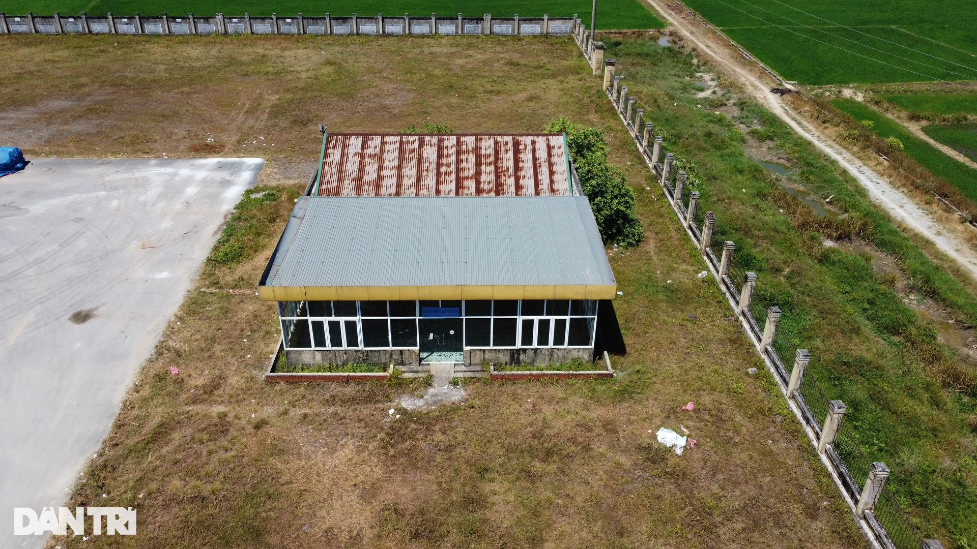 Bến xe hàng chục tỷ đồng bỏ hoang, xe tuyến phải đứng đường đón trả khách - 2 Bến xe hàng chục tỷ đồng bỏ hoang, xe tuyến phải đứng đường đón trả khách - 2