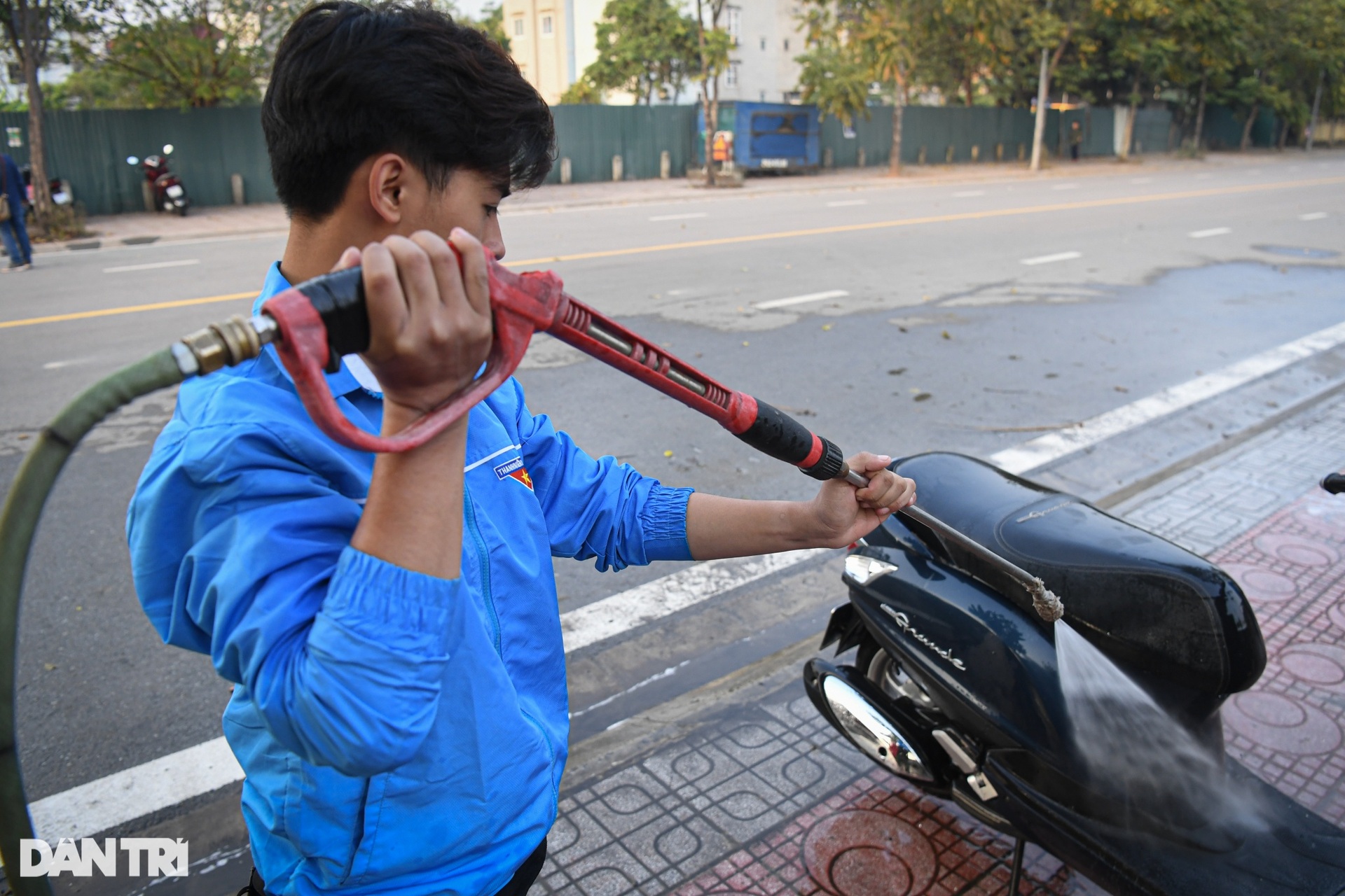 Thoát cảnh chặt chém dịp Tết, điểm rửa miễn phí cho hàng trăm xe ở Hà Nội - 3 Thoát cảnh chặt chém dịp Tết, điểm rửa miễn phí cho hàng trăm xe ở Hà Nội - 3