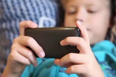 Mẹ dùng “chiêu độc” để “cai nghiện” smartphone cho con khiến dân mạng thích thú