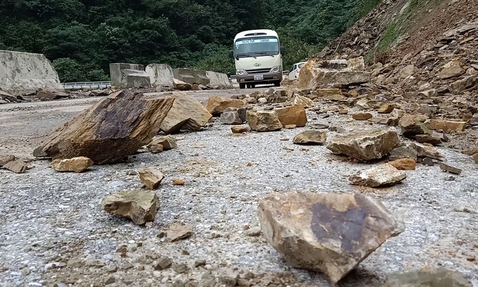 Đất đá sạt lở đe dọa tính mạng người dân trên quốc lộ - 2 Đất đá sạt lở đe dọa tính mạng người dân trên quốc lộ - 2