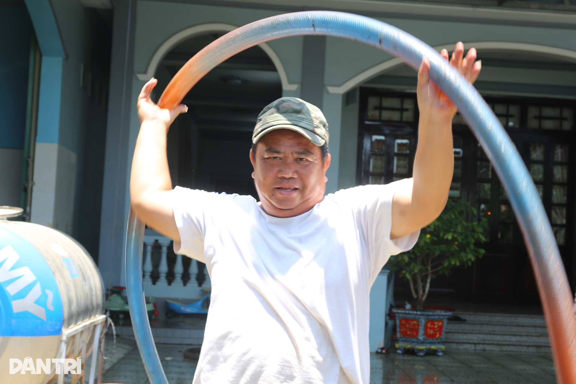 Xe bồn chở nước cả ngày lẫn đêm cho bà con tắm, giặt ở vùng hạn Đồng Nai - 2 Xe bồn chở nước cả ngày lẫn đêm cho bà con tắm, giặt ở vùng hạn Đồng Nai - 2