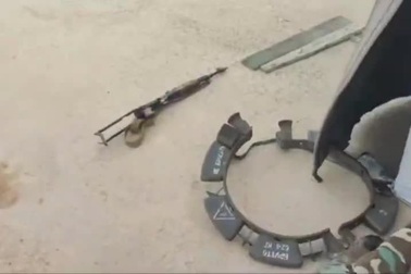 Binh sĩ Quân đội Syria cởi bỏ quân phục, vứt vũ khí tháo chạy