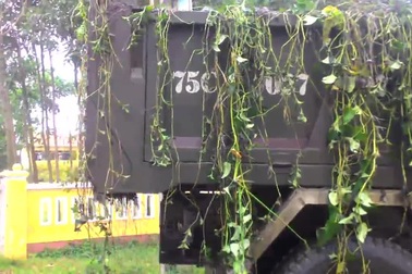 Video: Xe chở bùn đất, rắn rết đến đổ cạnh trường THCS