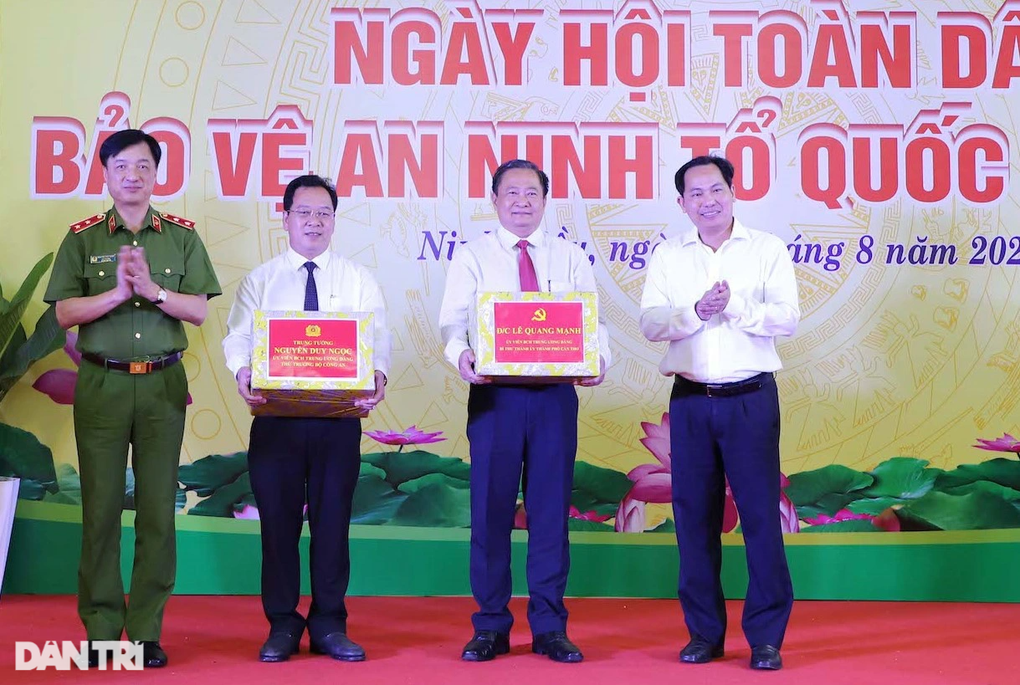 Thứ trưởng Bộ Công an: Phong trào bảo vệ ANTQ phải vừa sức, hợp lòng dân - 2 Thứ trưởng Bộ Công an: Phong trào bảo vệ ANTQ phải vừa sức, hợp lòng dân - 2