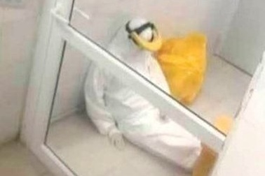 Xúc động hình ảnh nhân viên y tế "rũ như lá héo", lả người vì vắt kiệt sức