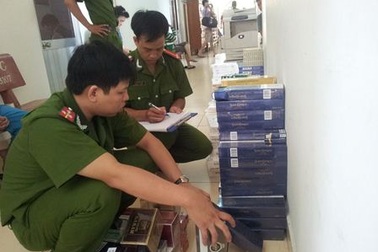 Thuốc lá nhập lậu vẫn tràn phố, 80 tấn đường "lận" ngập ghe