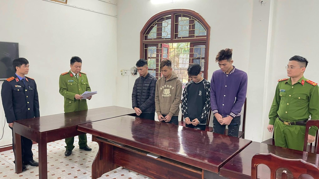 Khởi tố 4 quái xế ném vỏ chai vào người đi đường - 1 Khởi tố 4 quái xế ném vỏ chai vào người đi đường - 1