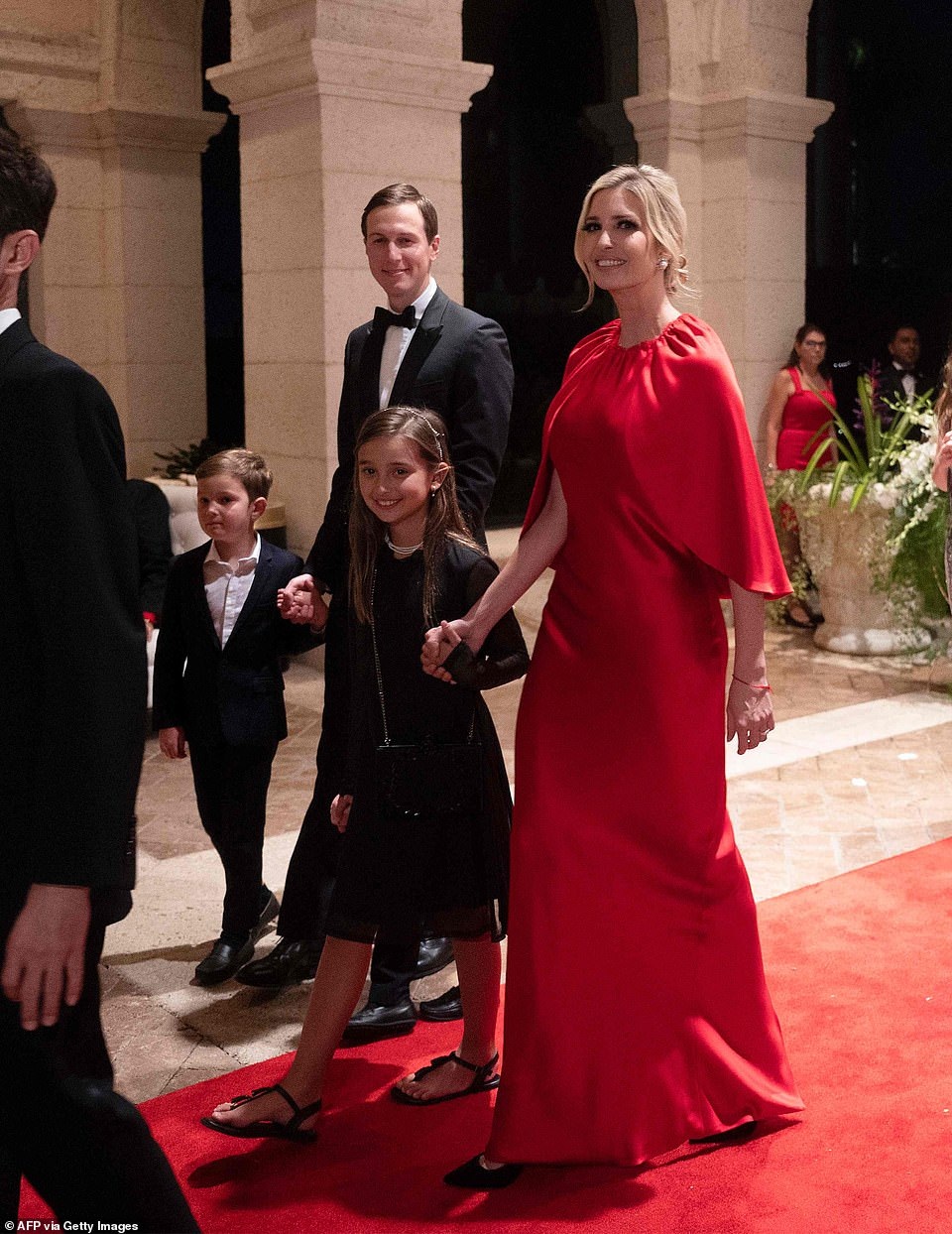Dự tiệc năm mới, cậu út nhà Trump nổi bật với chiều cao 1,9 mét - 8 Dự tiệc năm mới, cậu út nhà Trump nổi bật với chiều cao 1,9 mét - 8