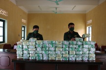 Vứt lại 4 bao ma túy dạng đá, các đối tượng vượt biên để thoát thân