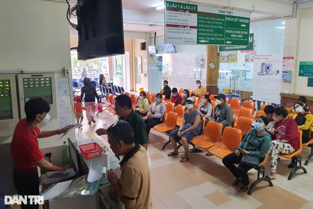 Đại úy công an ở TPHCM bị đối tượng say xỉn đâm vào cổ xin không nhập viện - 1 Đại úy công an ở TPHCM bị đối tượng say xỉn đâm vào cổ xin không nhập viện - 1