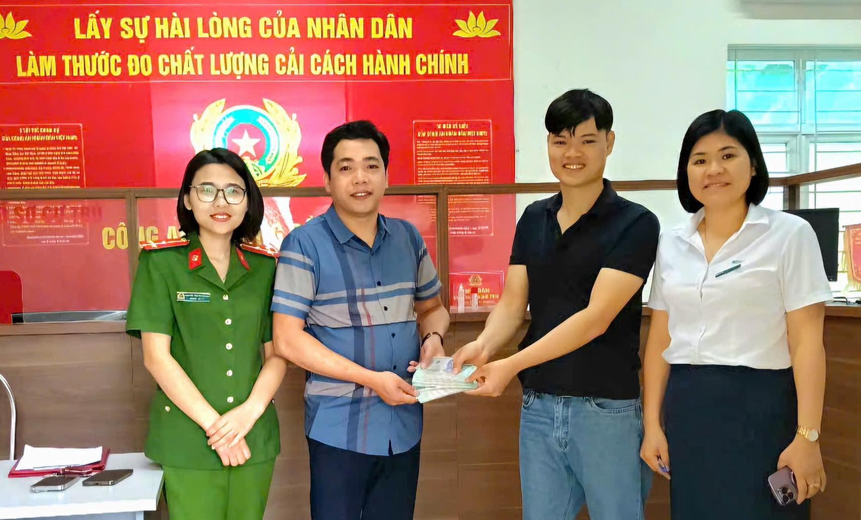 Người đàn ông trả lại gần 70 triệu đồng nhặt được ở cây ATM - 1
