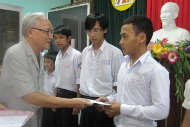 Đà Nẵng: 85 HS, SV nghèo hiếu học nhận học bổng Care the people