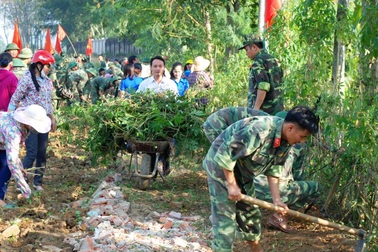 Gần 100 chiến sĩ bộ đội giúp dân chuẩn bị đón giáng sinh