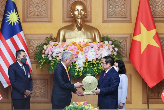Thủ tướng Phạm Minh Chính trao quà tặng Thủ tướng Ismail Sabri Yaakob