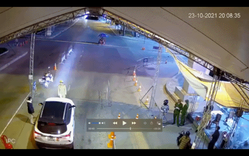Tài xế tăng ga đâm trực diện vào cảnh sát để thông chốt kiểm dịch - 1 Tài xế tăng ga đâm trực diện vào cảnh sát để thông chốt kiểm dịch - 1