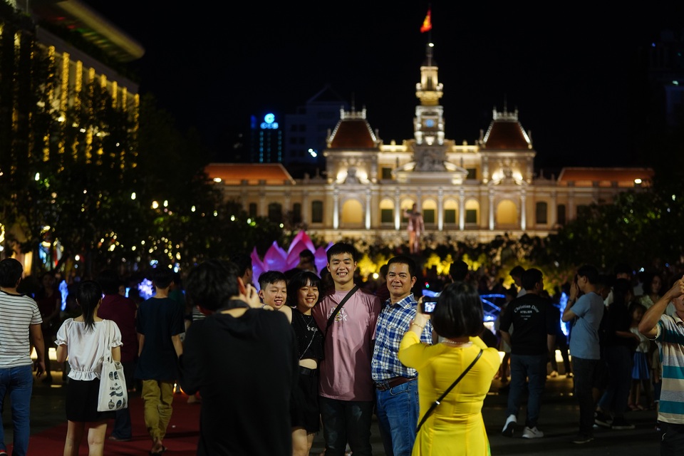 Háo hức chờ mở cửa đường hoa Nguyễn Huệ, khách nước ngoài chuẩn bị áo dài, nón lá trước cả tuần - 4 Háo hức chờ mở cửa đường hoa Nguyễn Huệ, khách nước ngoài chuẩn bị áo dài, nón lá trước cả tuần - 4