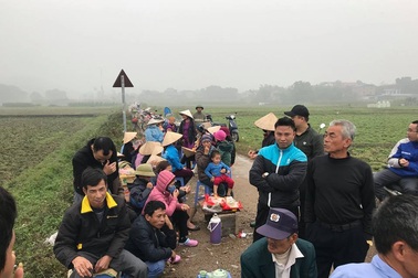 Hàng chục người dân vẫn bám trụ ngày đêm, chặn xe vào bãi rác Nam Sơn