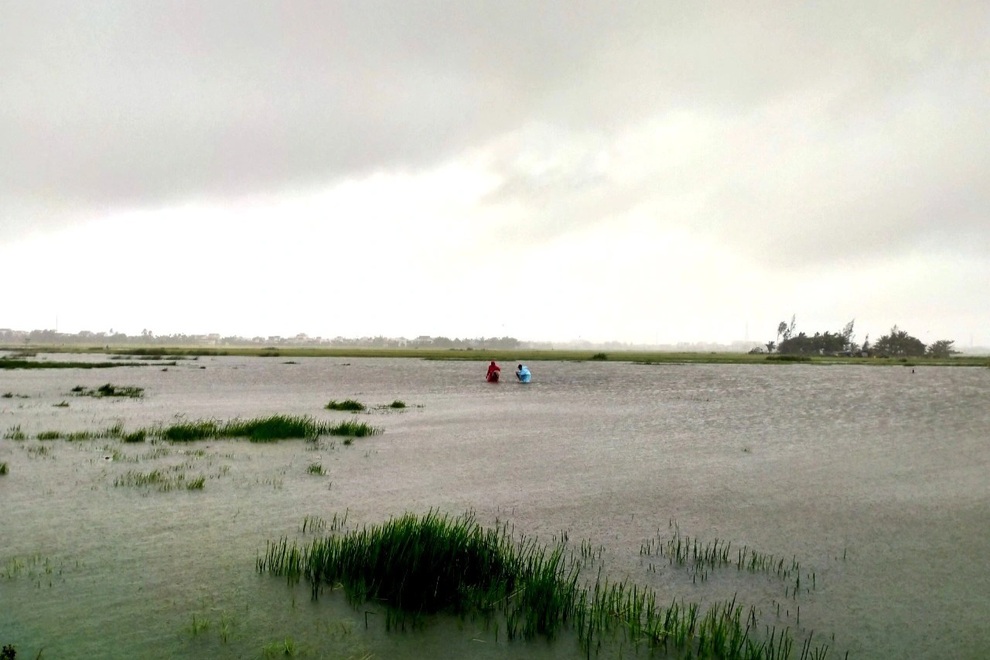 Nhiều tỉnh ven biển ra lệnh giới nghiêm trước giờ bão Conson đổ bộ - 4