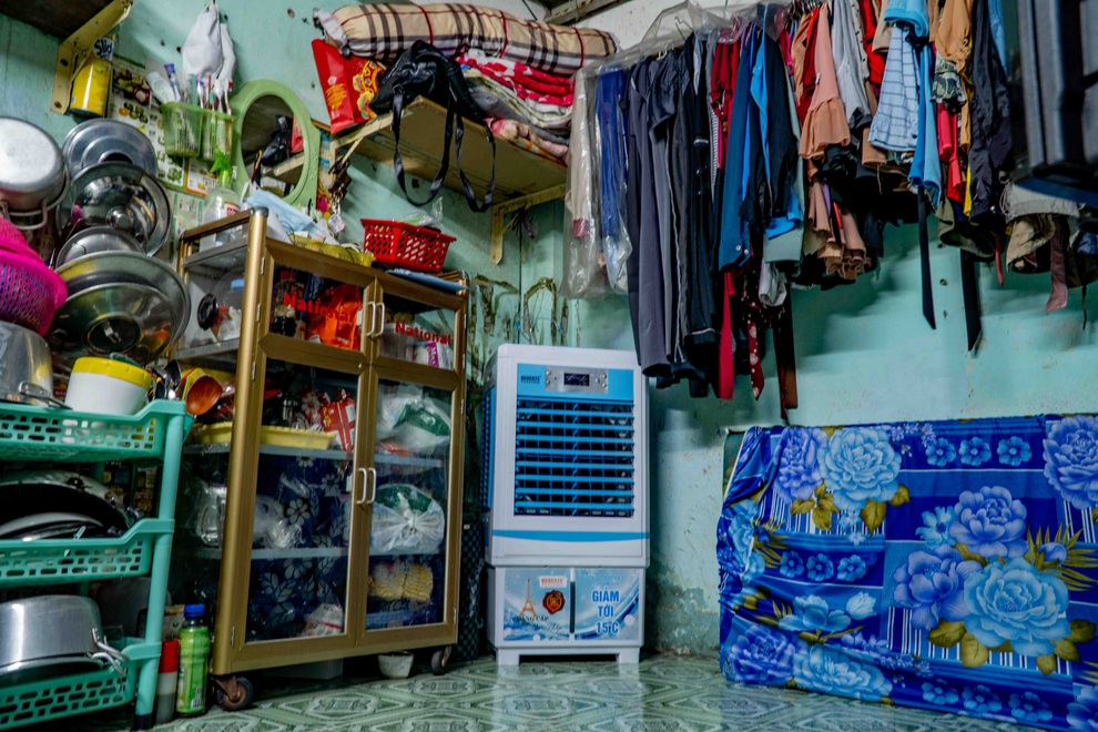 Căn phòng trọ 3m2, vợ chồng công nhân 8 năm sống chung với... chuột - 3 Căn phòng trọ 3m2, vợ chồng công nhân 8 năm sống chung với... chuột - 3