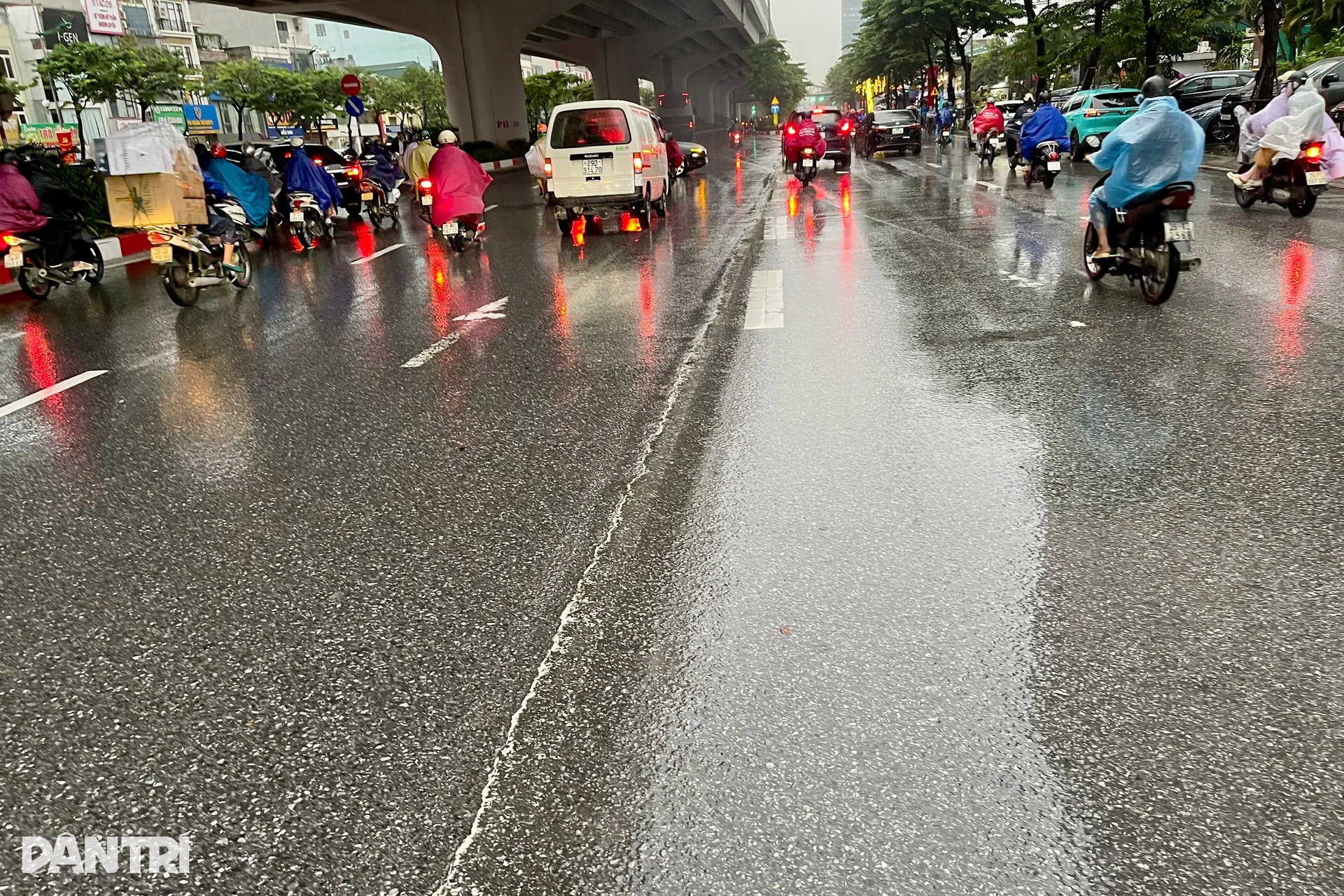 Vạch kẻ làn đường bị mờ nhìn như ma trận, nhiều lái xe lo bị phạt oan - 9