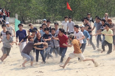 Hàng trăm trai tráng tranh nhau cướp cù giữa trưa nắng