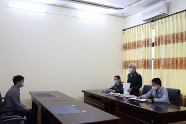 Nam thanh niên kích động ném mắm tôm vào những người không đình công