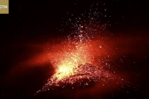 Xem cảnh núi lửa phun trào dung nham đỏ rực